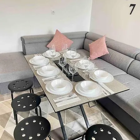 Apartment Large 4 Bedroom Near Metro - Only 30 Minutes To Paris And Disneyland