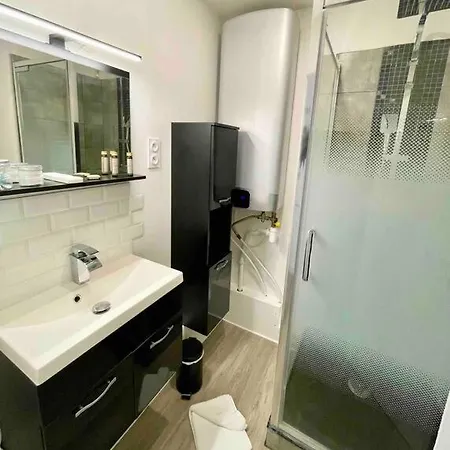 Large 4 Bedroom Near Metro - Only 30 Minutes To Paris And Disneyland Apartment Creteil