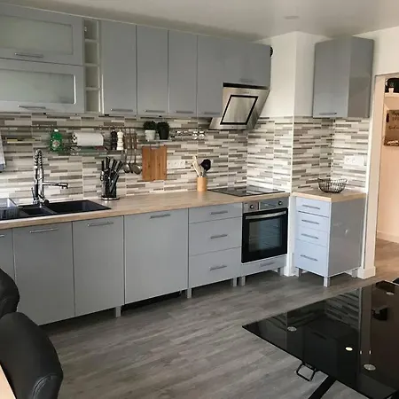 Apartment Large 4 Bedroom Near Metro - Only 30 Minutes To Paris And Disneyland Creteil