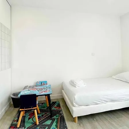 Apartment Large 4 Bedroom Near Metro - Only 30 Minutes To Paris And Disneyland *