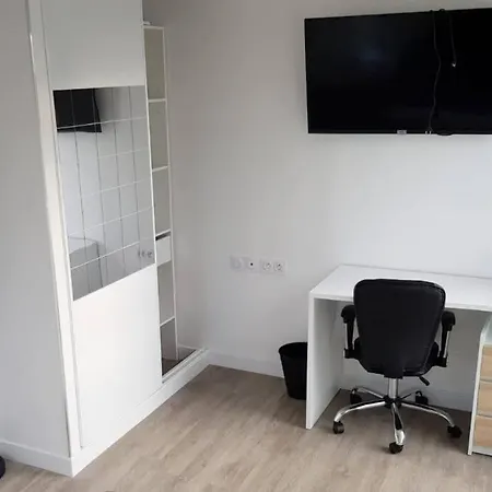 Apartment Large 4 Bedroom Near Metro - Only 30 Minutes To Paris And Disneyland Creteil