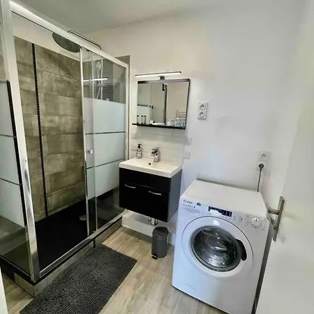 Large 4 Bedroom Near Metro - Only 30 Minutes To Paris And Disneyland Apartment