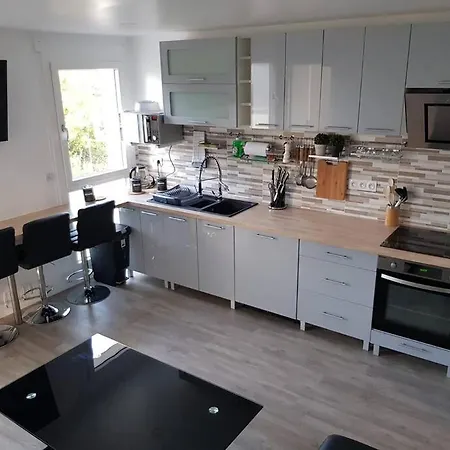Apartment Large 4 Bedroom Near Metro - Only 30 Minutes To Paris And Disneyland Creteil