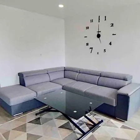 Apartment Large 4 Bedroom Near Metro - Only 30 Minutes To Paris And Disneyland