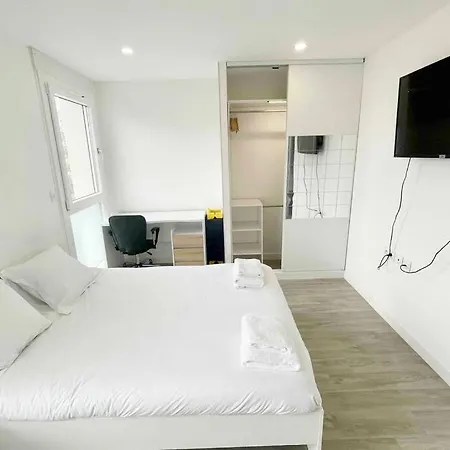 Large 4 Bedroom Near Metro - Only 30 Minutes To Paris And Disneyland *
