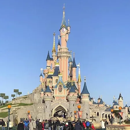 Large 4 Bedroom Near Metro - Only 30 Minutes To Paris And Disneyland Apartment *