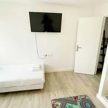 Apartment Large 4 Bedroom Near Metro - Only 30 Minutes To Paris And Disneyland Creteil