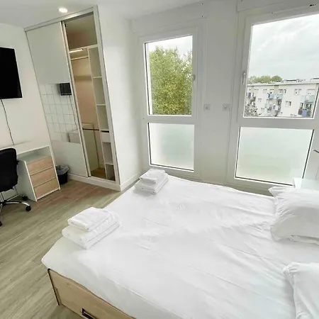 Large 4 Bedroom Near Metro - Only 30 Minutes To Paris And Disneyland * Creteil