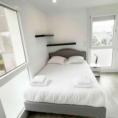 Large 4 Bedroom Near Metro - Only 30 Minutes To Paris And Disneyland Apartment