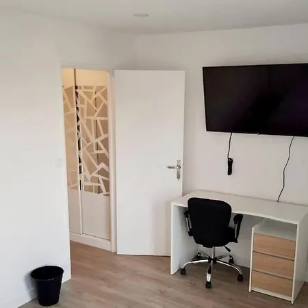 Large 4 Bedroom Near Metro - Only 30 Minutes To Paris And Disneyland Apartment Creteil