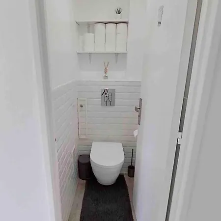 Large 4 Bedroom Near Metro - Only 30 Minutes To Paris And Disneyland *