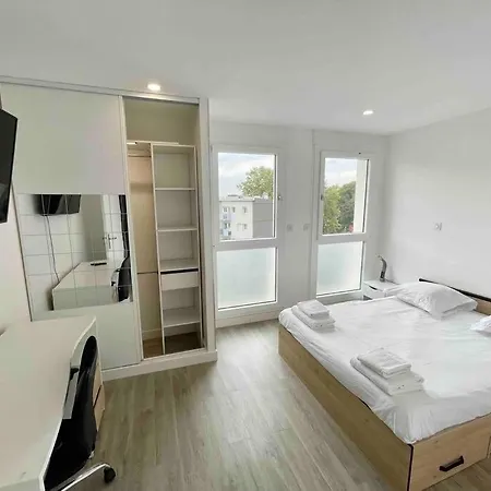 Large 4 Bedroom Near Metro - Only 30 Minutes To Paris And Disneyland Apartment Creteil