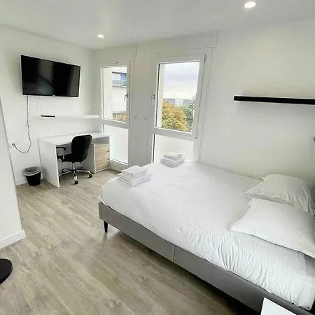 Large 4 Bedroom Near Metro - Only 30 Minutes To Paris And Disneyland Apartment