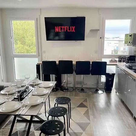 Apartment Large 4 Bedroom Near Metro - Only 30 Minutes To Paris And Disneyland *