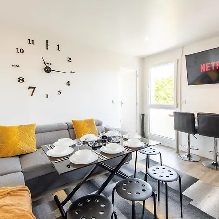 Large 4 Bedroom Near Metro - Only 30 Minutes To Paris And Disneyland *
