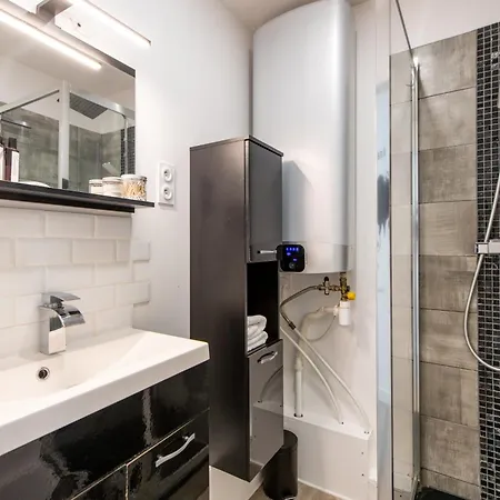 Large 4 Bedroom Near Metro - Only 30 Minutes To Paris And Disneyland
