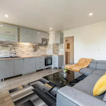 Large 4 Bedroom Near Metro - Only 30 Minutes To Paris And Disneyland Apartment