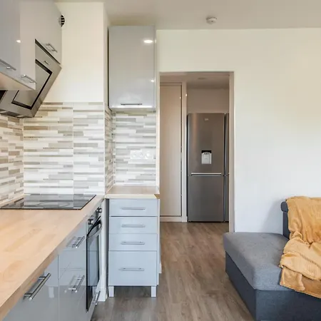Apartment Large 4 Bedroom Near Metro - Only 30 Minutes To Paris And Disneyland