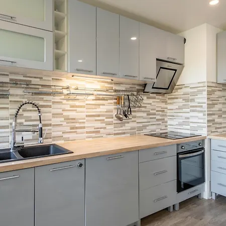 Apartment Large 4 Bedroom Near Metro - Only 30 Minutes To Paris And Disneyland *