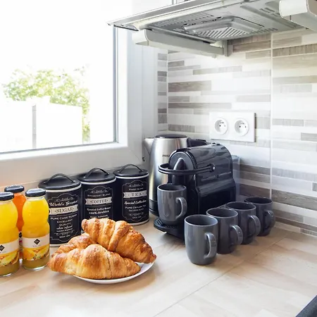 Large 4 Bedroom Near Metro - Only 30 Minutes To Paris And Disneyland Apartment Creteil
