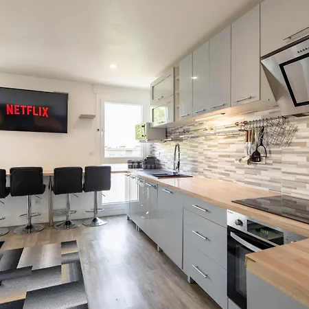 Large 4 Bedroom Near Metro - Only 30 Minutes To Paris And Disneyland