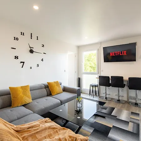 Large 4 Bedroom Near Metro - Only 30 Minutes To Paris And Disneyland Apartment *