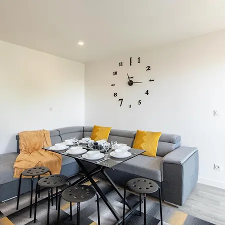 Large 4 Bedroom Near Metro - Only 30 Minutes To Paris And Disneyland Apartment Creteil