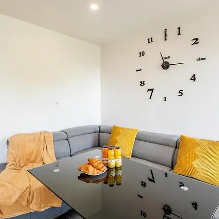 Large 4 Bedroom Near Metro - Only 30 Minutes To Paris And Disneyland * Creteil