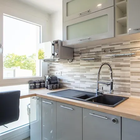 Large 4 Bedroom Near Metro - Only 30 Minutes To Paris And Disneyland
