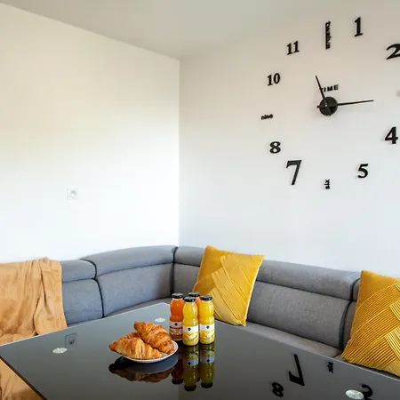 Large 4 Bedroom Near Metro - Only 30 Minutes To Paris And Disneyland Apartment
