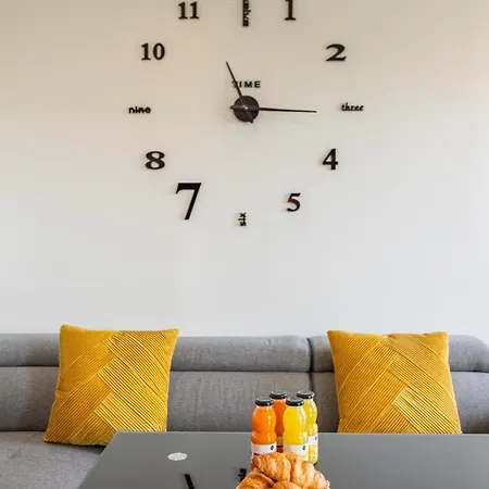 Large 4 Bedroom Near Metro - Only 30 Minutes To Paris And Disneyland Apartment Creteil