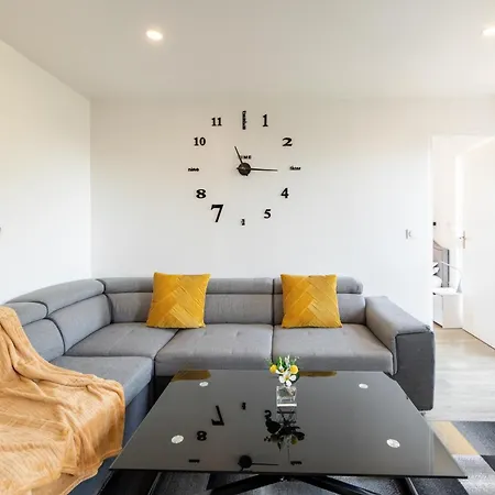 Apartment Large 4 Bedroom Near Metro - Only 30 Minutes To Paris And Disneyland Creteil