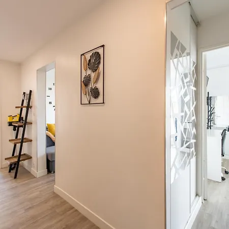 Apartment Large 4 Bedroom Near Metro - Only 30 Minutes To Paris And Disneyland