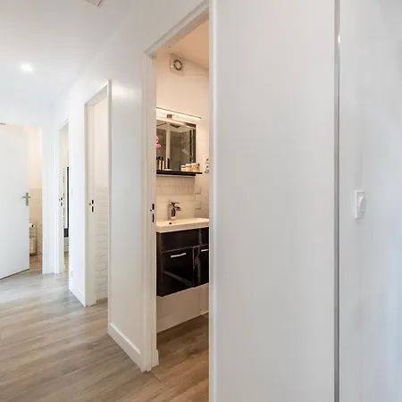Apartment Large 4 Bedroom Near Metro - Only 30 Minutes To Paris And Disneyland *