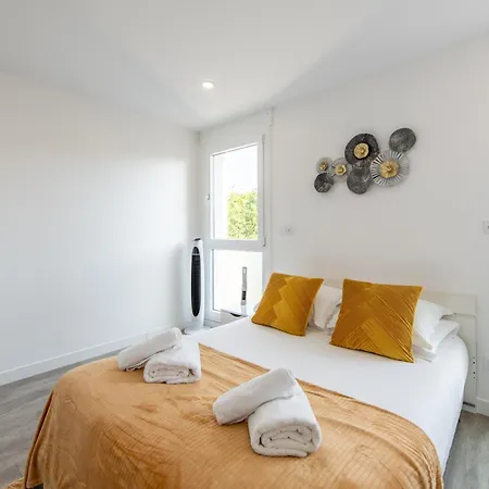 Large 4 Bedroom Near Metro - Only 30 Minutes To Paris And Disneyland