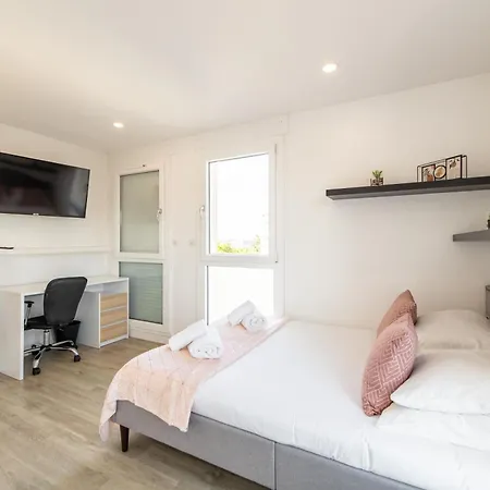 Apartment Large 4 Bedroom Near Metro - Only 30 Minutes To Paris And Disneyland *