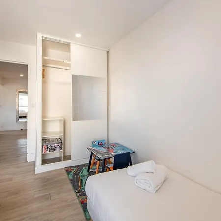 Large 4 Bedroom Near Metro - Only 30 Minutes To Paris And Disneyland Apartment Creteil