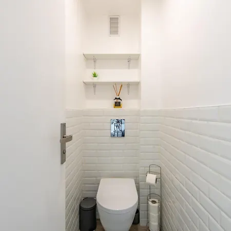 Large 4 Bedroom Near Metro - Only 30 Minutes To Paris And Disneyland *
