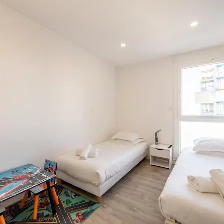 Large 4 Bedroom Near Metro - Only 30 Minutes To Paris And Disneyland