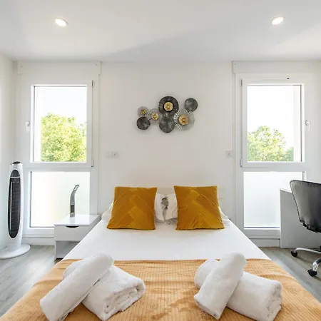 Large 4 Bedroom Near Metro - Only 30 Minutes To Paris And Disneyland *